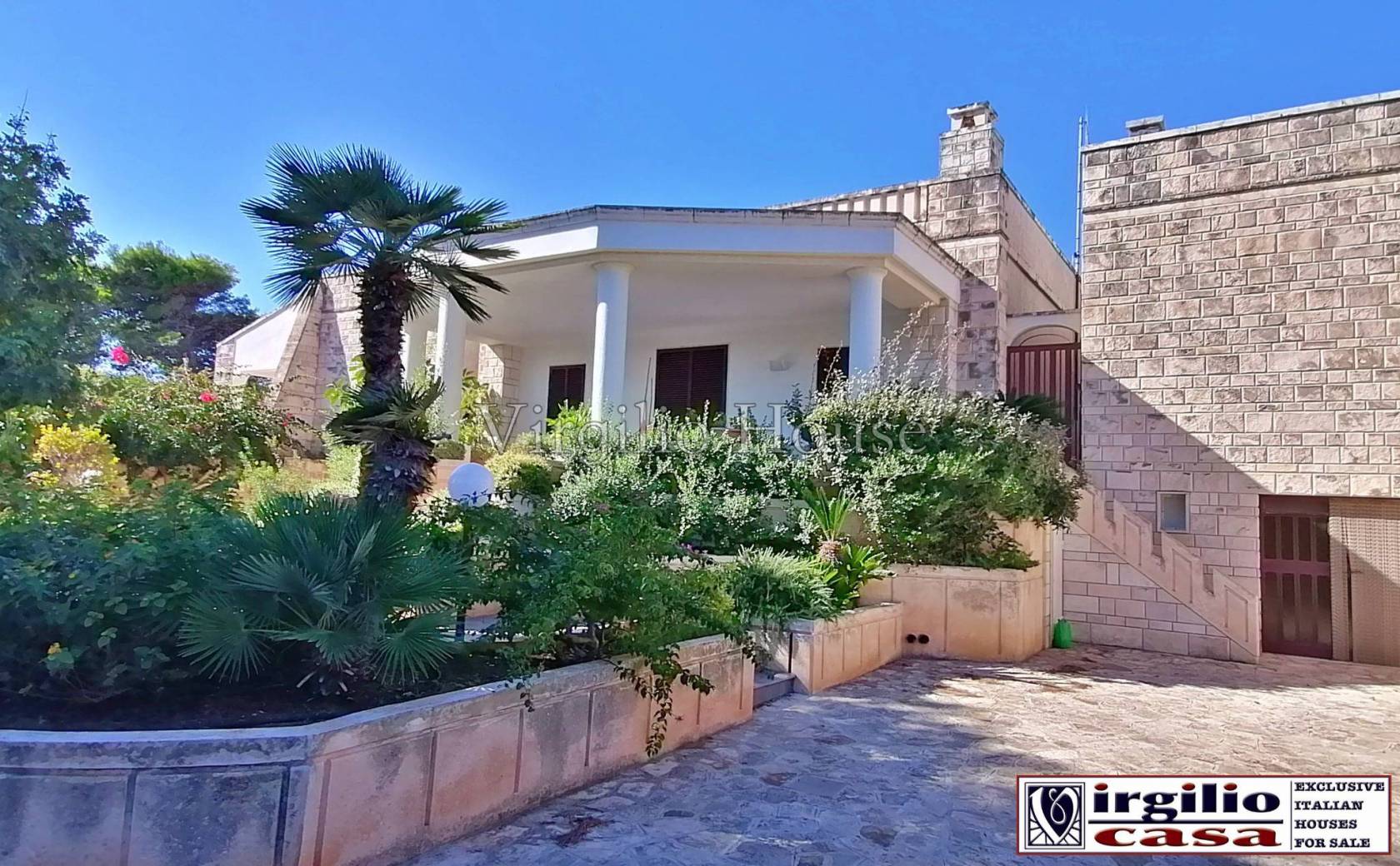 RIF.117 - VIRGILIO CASA REAL ESTATE NETWORK PROPONE IN VENDITA A OSTUNI: IMPORTANTE VILLA AL MARE NEI PRESSI DI VILLAGGIO MONTICELLI, 6 LOCALI + 