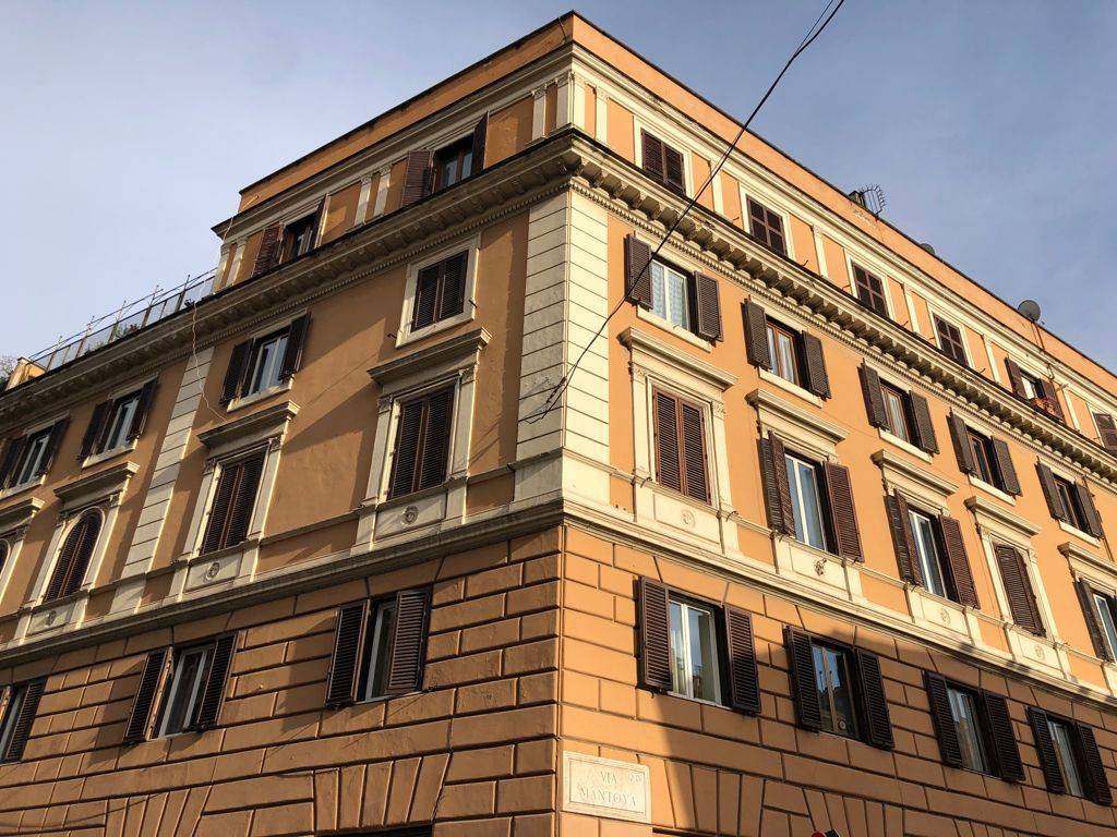 A due passi da Piazza Fiume più precisamente in Via Mantova, in palazzo con servizio di portineria, ufficio luminoso ed in ottimo stato, molto 