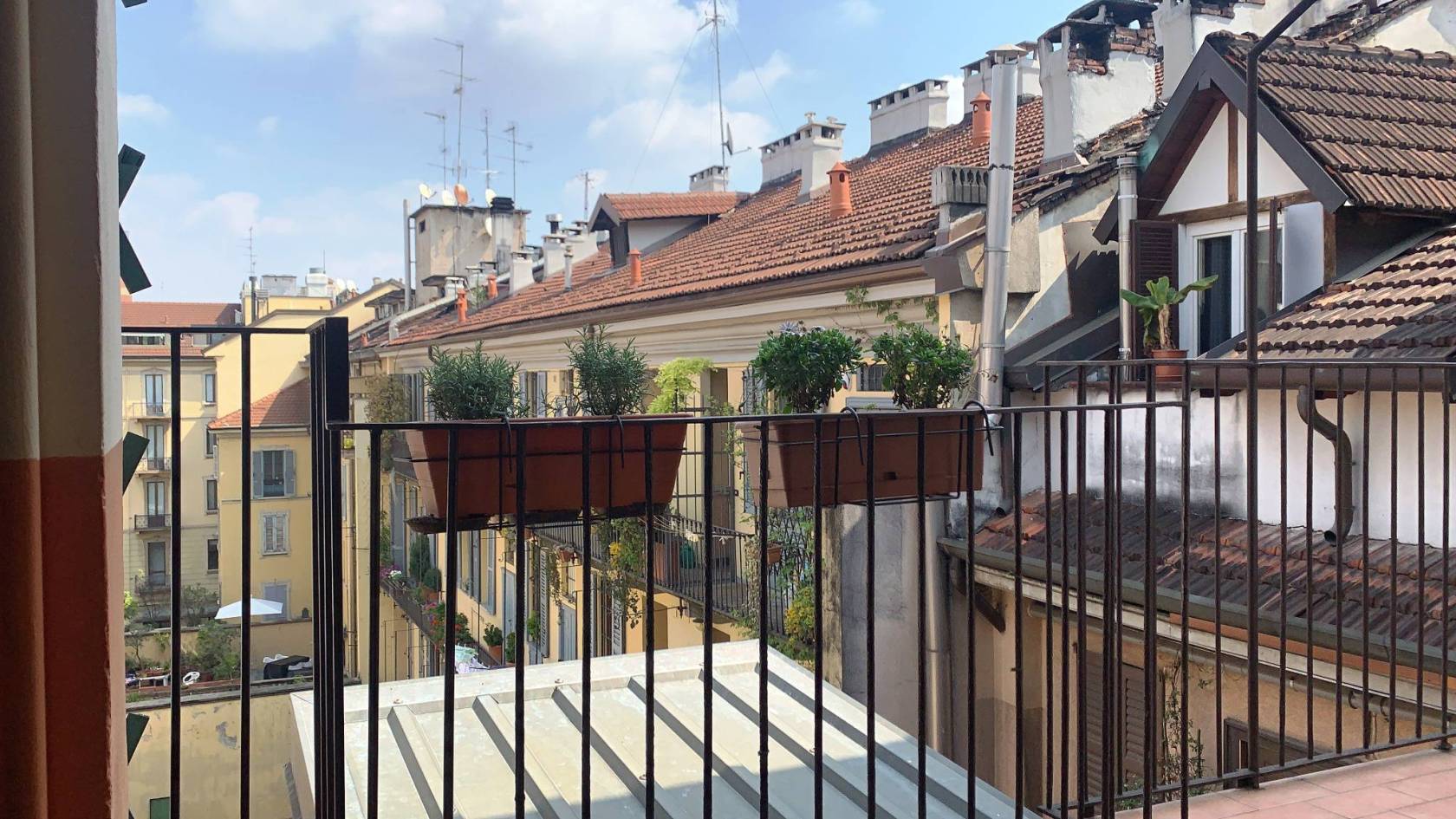 Si affitta max 18 mesi deliziosa mansarda ristrutturata e arredata, composta da ingresso, soggiorno con cucina a vista , bagno, camera con cabina 