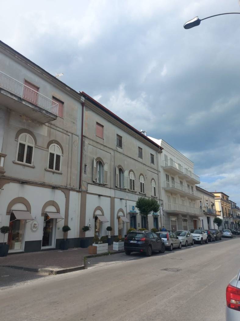 FRATTAMAGGIORE PROPONIAMO IN VENDITA UN APPARTAMENTO DI PREGIO. IN ZONA CENTRALE E NELLE IMMEDIATEZZE DI TUTTI I SERVIZI PUBBLICI E COMMERCIALI, IN 