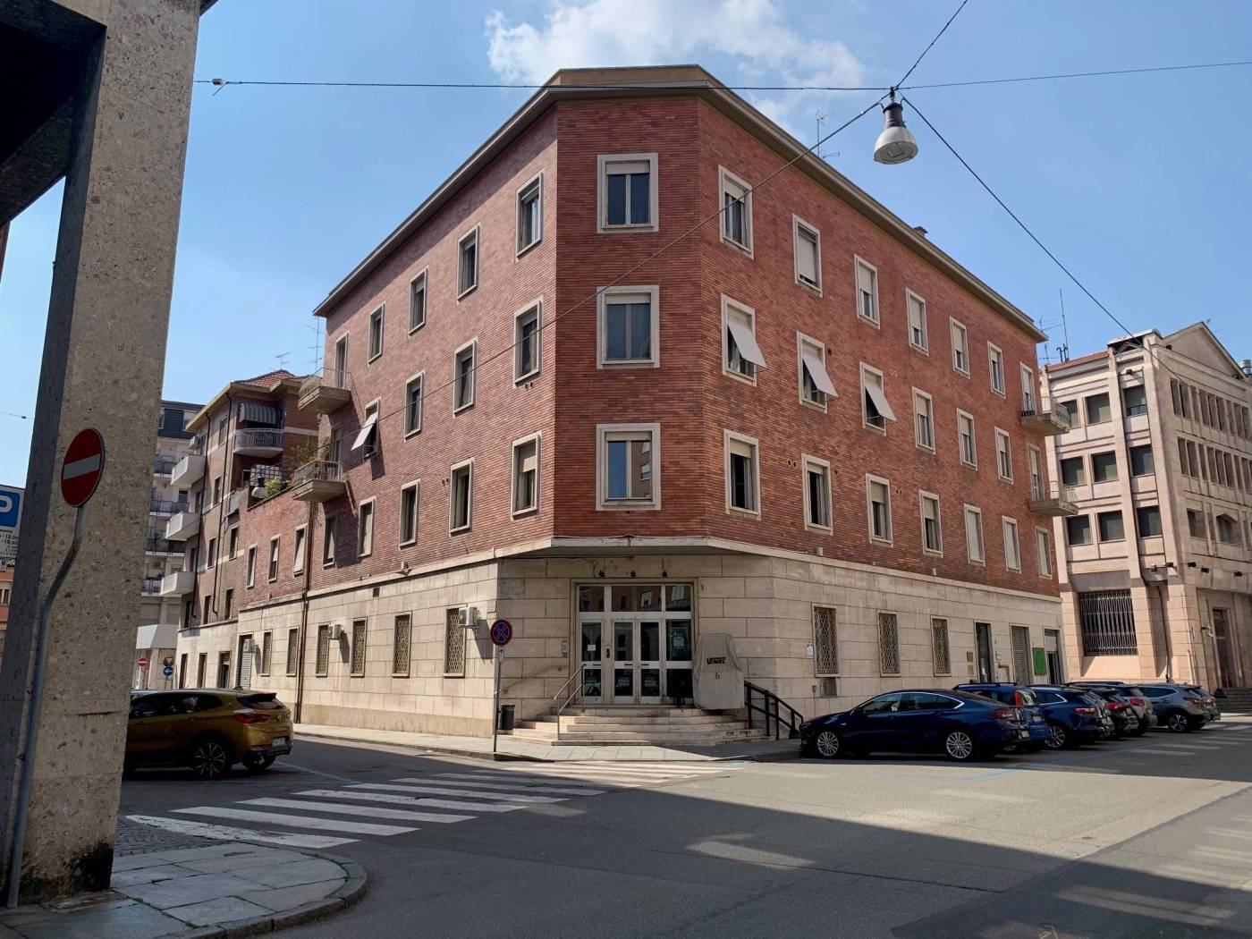Nel pieno centro di Vercelli, via G. Mameli nr. 3, proponiamo in locazione o in vendita una porzione di edificio all'interno di un palazzo degli anni 