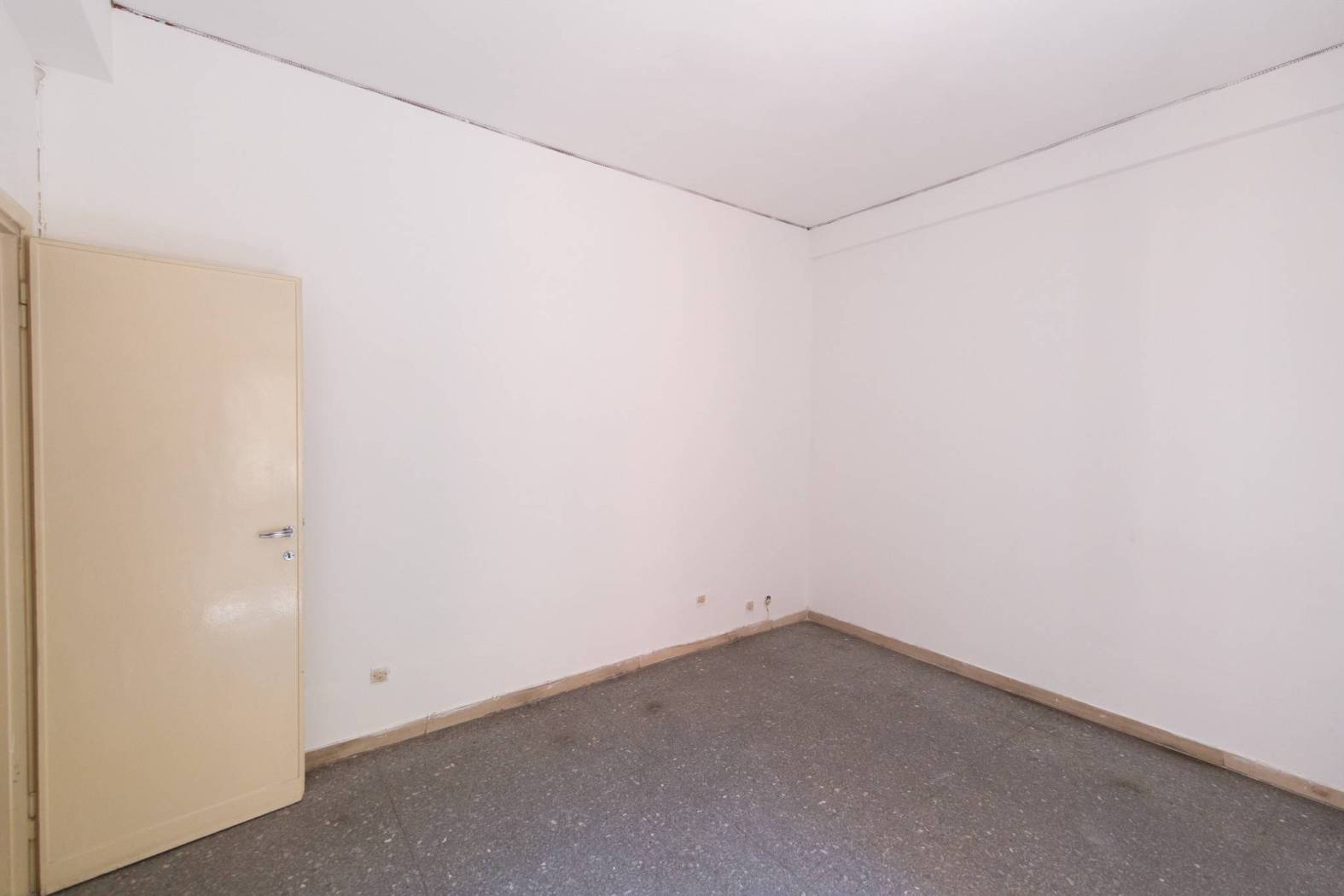 Stanza non arredata Stanza non arredata