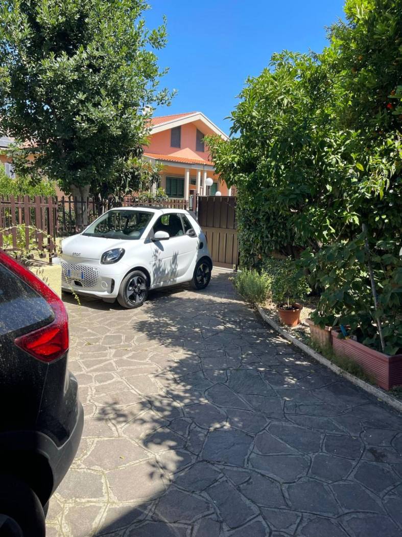 In complesso residenziale con piccolo condominio vendiamo bellissima porzione terminale di villa disposta su quattro livelli rifinitissima e 