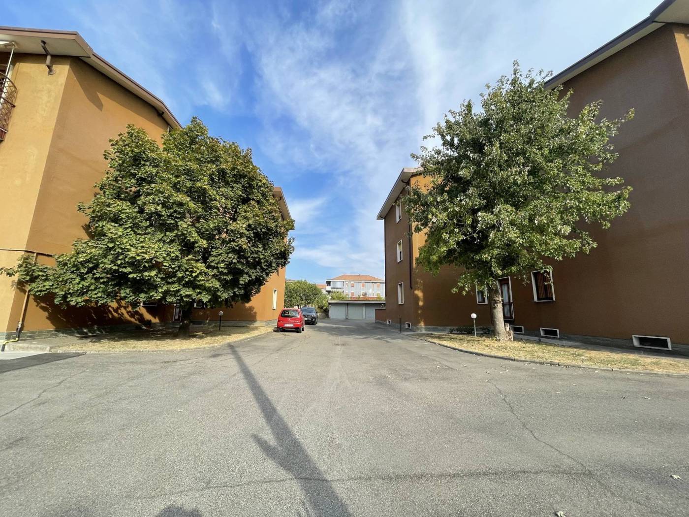 INGRESSO IN ZONA GARAGE INGRESSO IN ZONA GARAGE