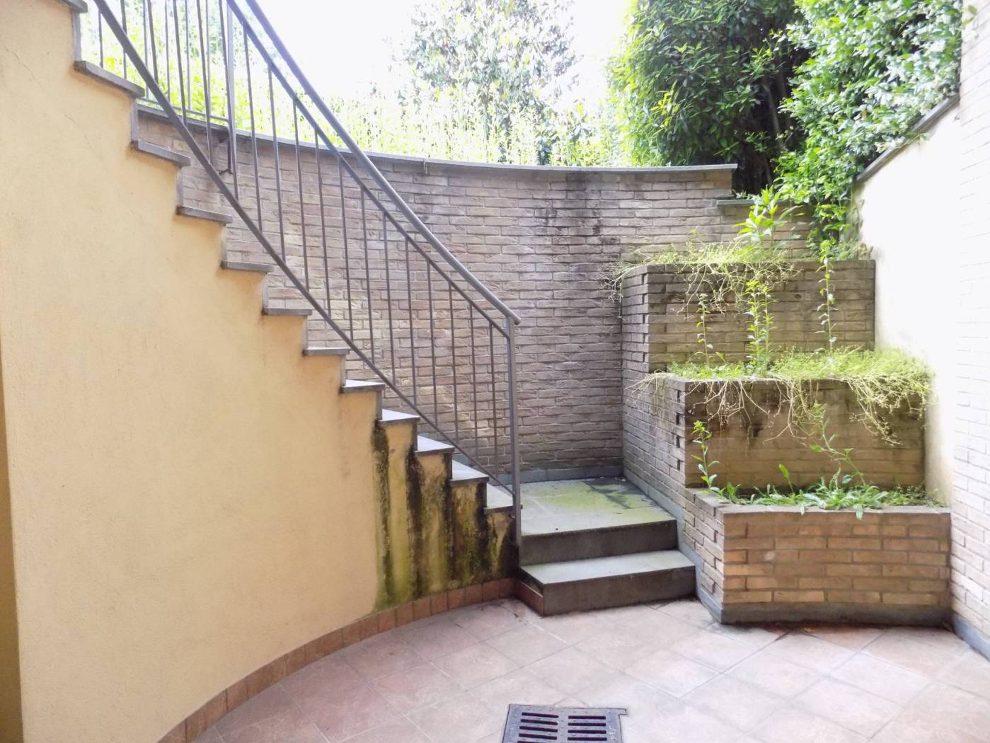 scala esterna tra taverna e giardino