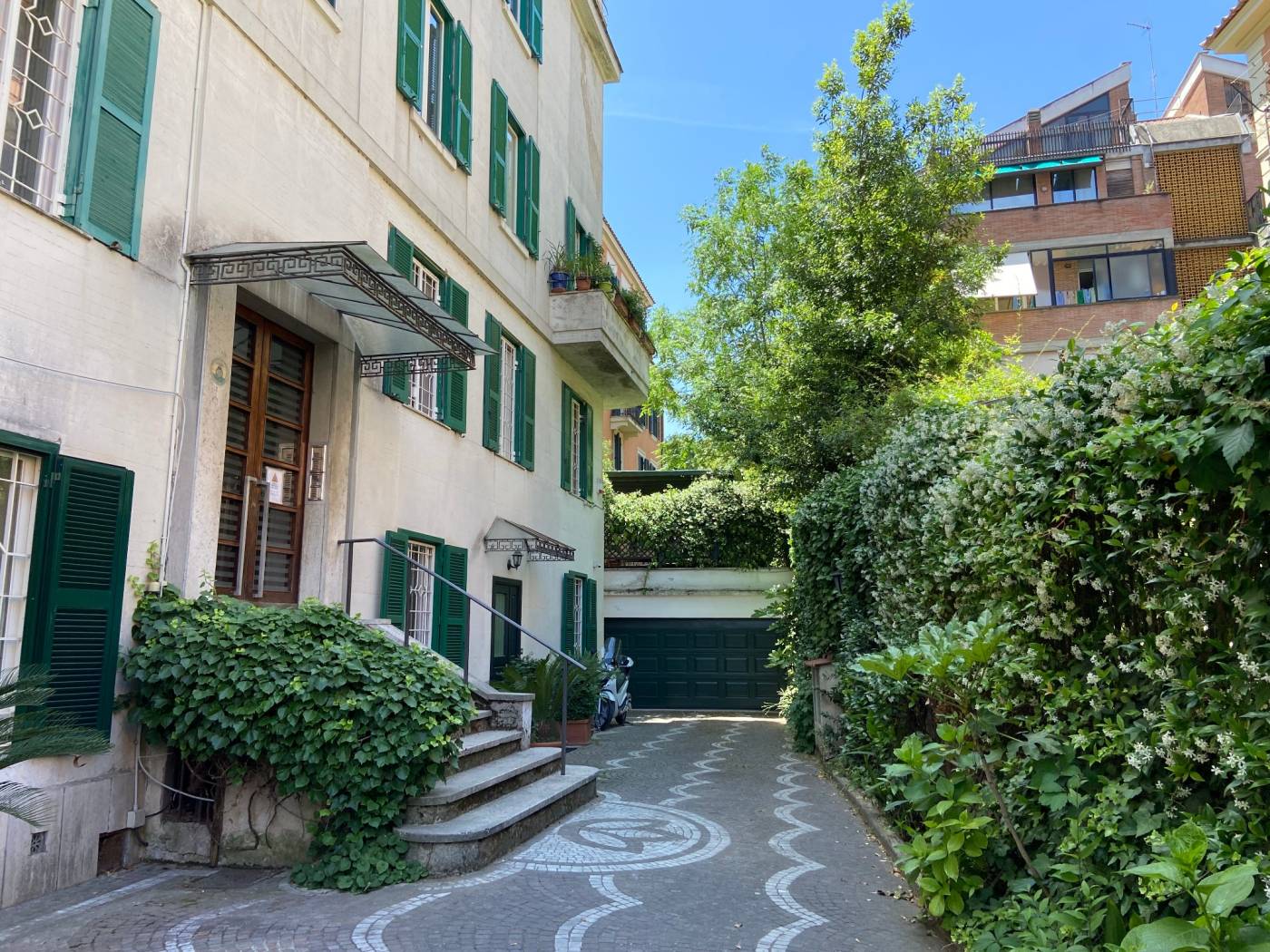 Parioli - ViaLuigi Bellotti Bon In palazzina d'epoca silenziosissimo appartamento ristrutturato e arredato composto da: ingresso, ampio soggiorno, 