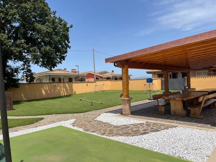 Vendesi splendida Villa zona Lavinio (RM) Via Cesare Pavese , con bellissimo giardino di 800 mq, con entrata pedonale e carrabile, grande gazebo in 