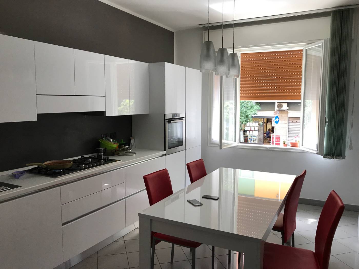 MODENA, VIALE VERDI 157 , IN APPARTAMENTO COMPOSTO DA SALOTTO , CUCINA ABITABILE , TRE CAMERE DA LETTO, DUE SERVIZI, CANTINA , AFFITTASI STANZA 