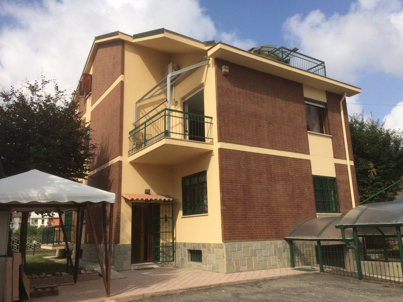 In Chieri, via Juvarra, zona semiperiferica, proponiamo in locazione un ufficio posto al piano rialzato in una piccola palazzina di sole tre unità. 