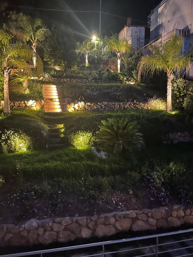 Altra vista notturna e illuminata del giardino