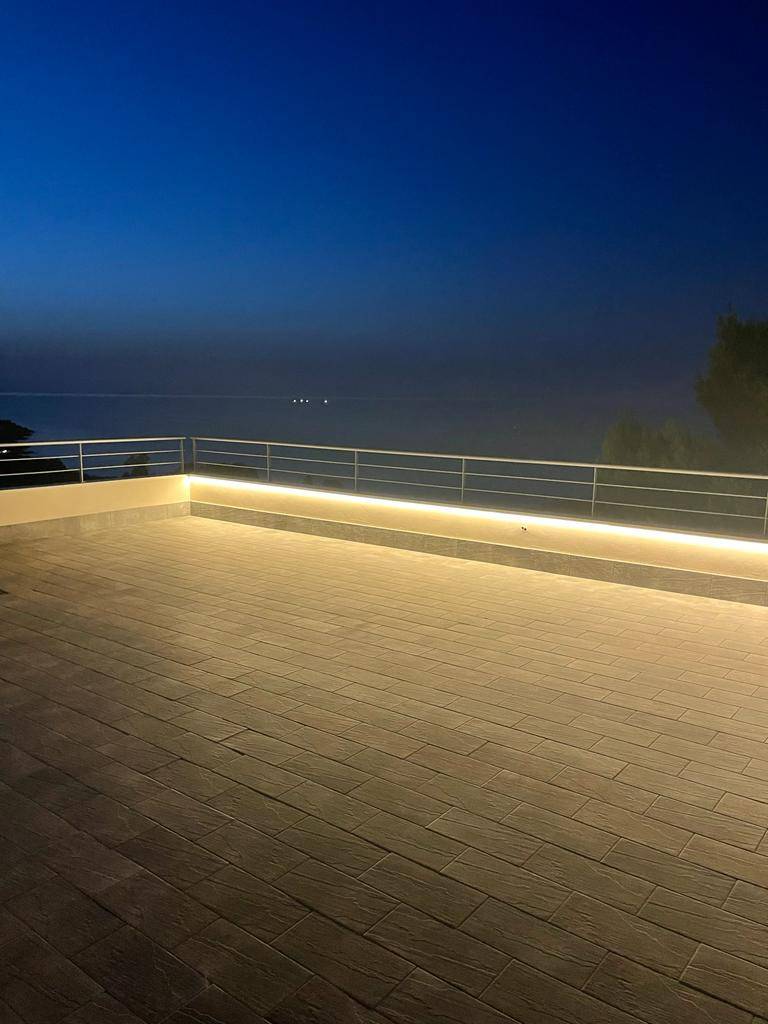 Vista notturna e illuminata di terrazza-solarium
