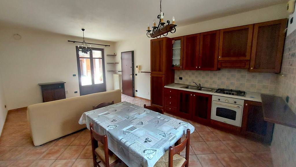 Nel centro storico di Bene Vagienna, in contesto di poche unità abitative, appartamento arredato composto da ampia zona giorno con cucina a vista, 