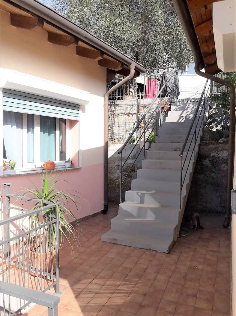 facciata sud con scale per accedere posto auto