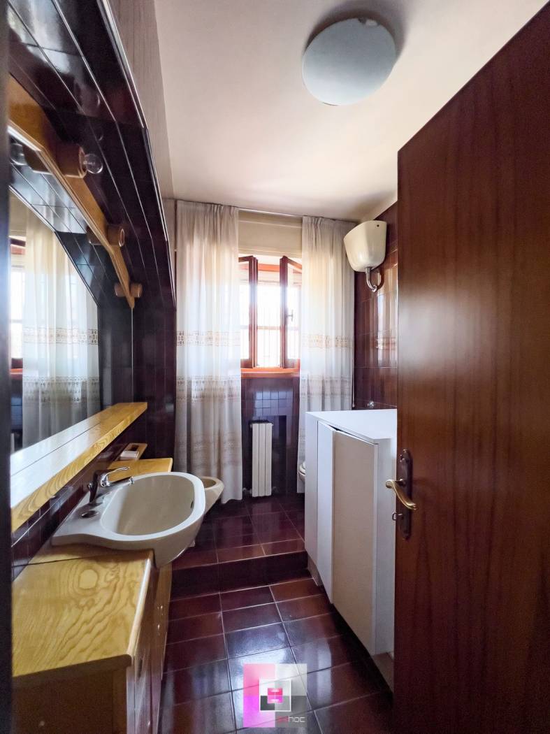 Bagno finestrato con doccia