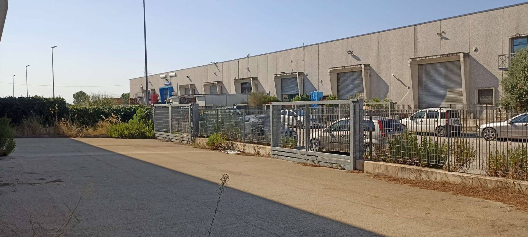 piazzale lato magazzino 2