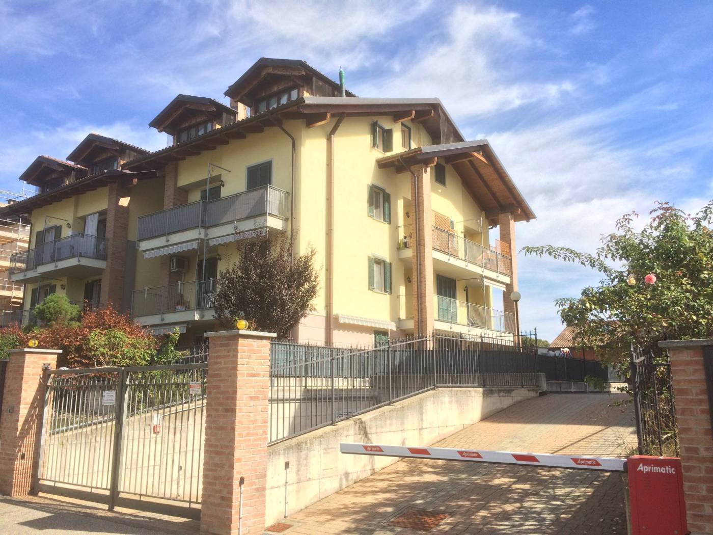 Riva presso Chieri , contesto semi centrale ed immerso nel verde, proponiamo in vendita al primo piano (II f.t ) di una palazzina di recente 