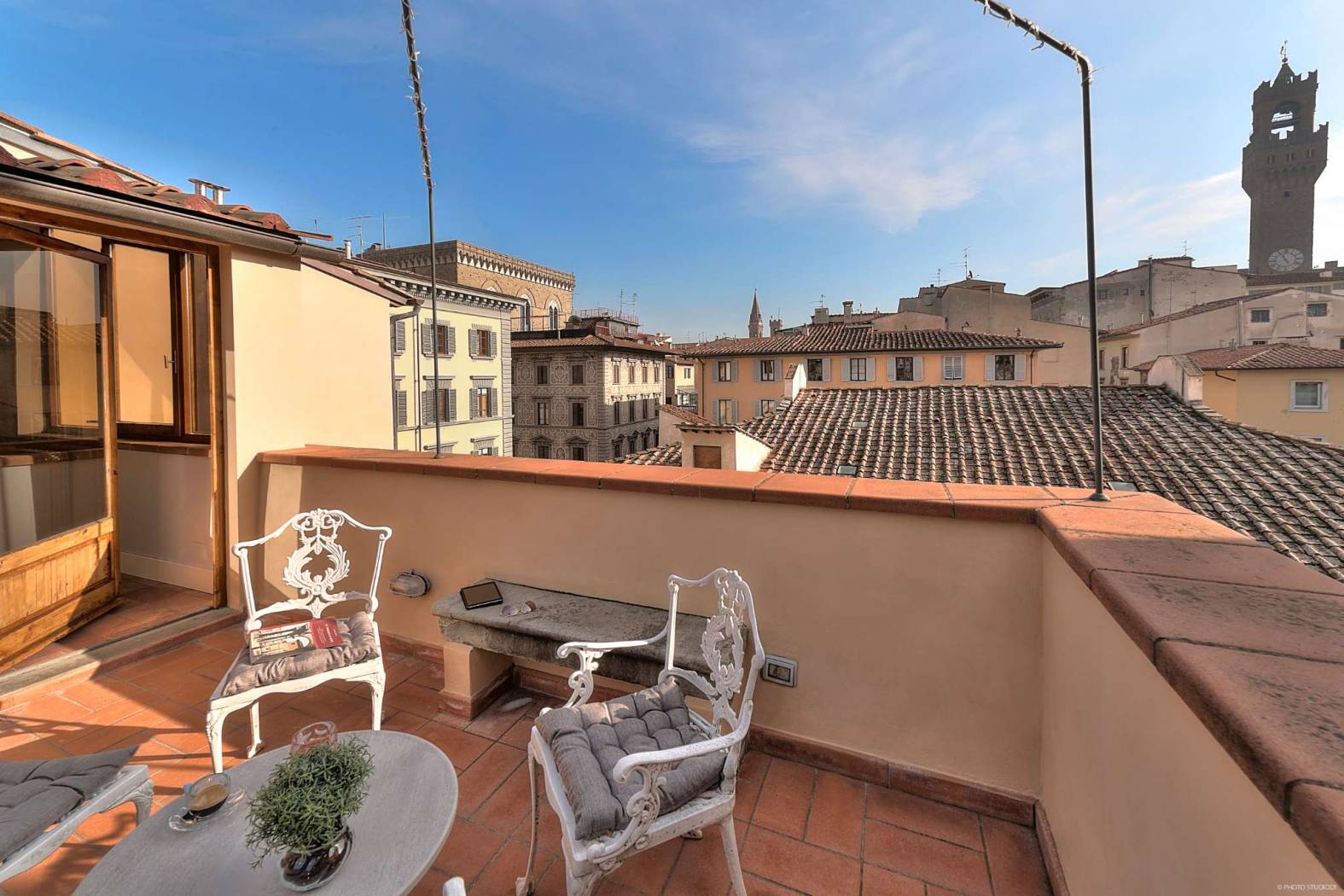 Rif: af000vdl2 - FREE FROM NOW. Central very close to Piazza della Repubblica, part of a modernly renovated ancient building, we rent a lovely 