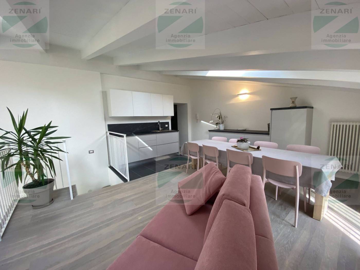 A Trento, località Sopramonte, in posizione soleggiata vendiamo ampio appartamento su due livelli composto da ingresso, disbrigo, soggiorno-cucina, 