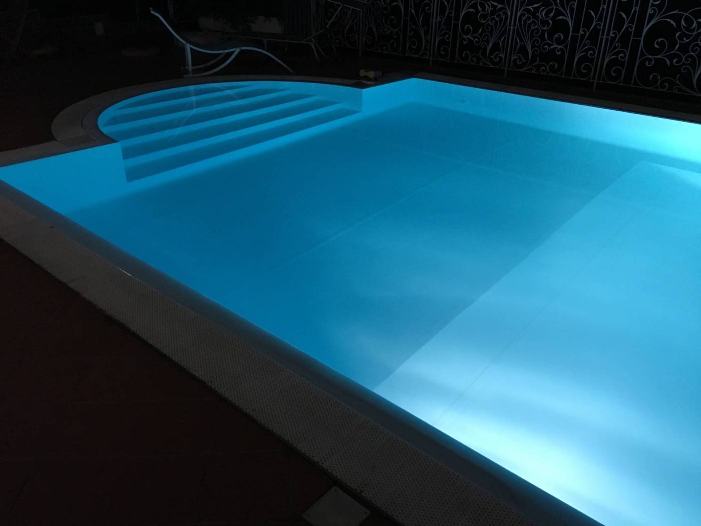 SANREMO VENDIAMO VILLA BIFAMILIARE CON PISCINA A SFIORO AMPIO TERRAZZO SOLARIUM ,AMPIO GIARDINO FRUTTETO E ALTRA ZONA VERDE CON PIANTE AD ALTO FUSTO ,
