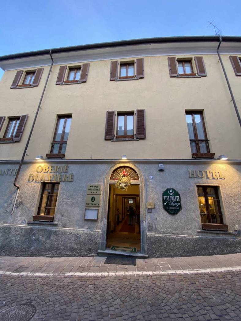 Vero affare hotel 3 stelle + ristorante e bar in val di Susa Piemonte (conosciuta località sciistica Oulx) Descrizione Oulx Albergo 3 stelle , 