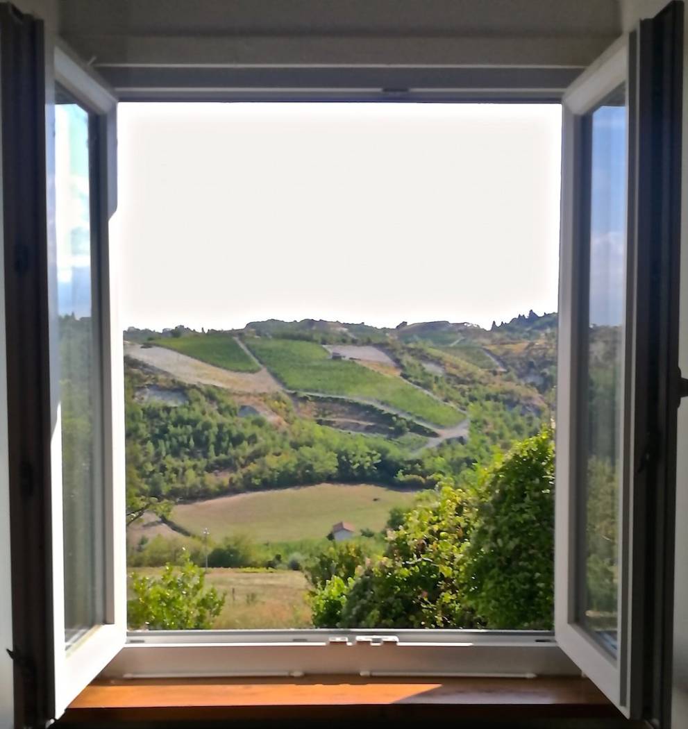 All'interno dell'antico nucleo abitativo della frazione di Costa di Bosio propongo in VENDITA una porzione di casa su tre piani collegata 