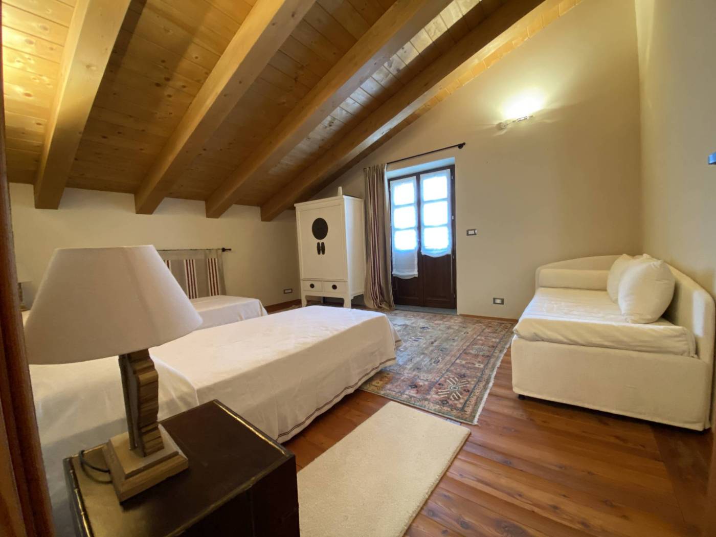 Bardonecchia in the heart of Borgo Vecchio n stable from the early 1900s we sell splendid apartment in excellent condition, on two levels 