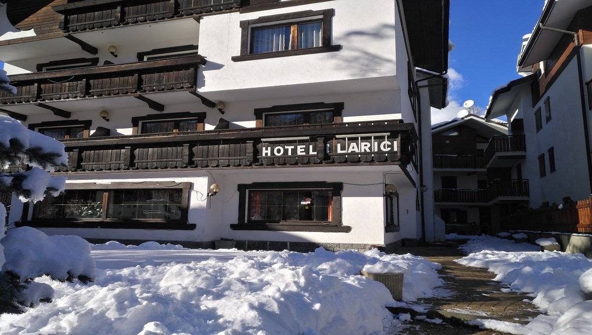 BARDONECCHIA VENDIAMO COMPLESSO ALBERGHIERO, STRUTTURA IN ECCELLENTI CONDIZIONI, IMMOBILE E AZIENDA, N 20 CAMERE ULTIMO PIANO AMPIO APPARTAMENTO 