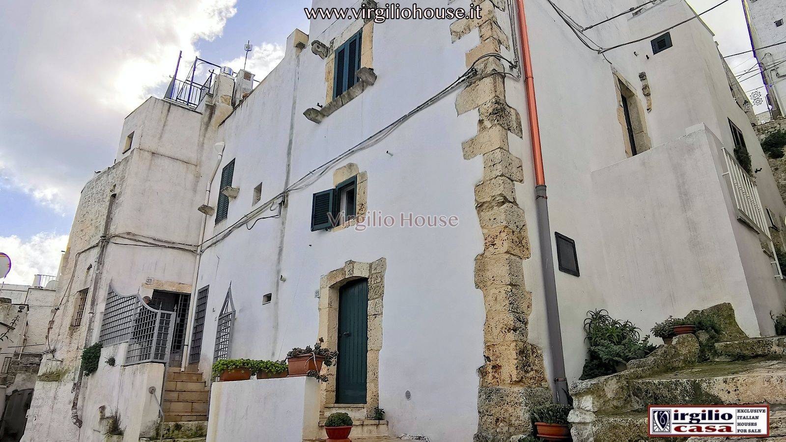 RIF. 1022- RIF. 1022- Siete pronti a immergervi nella storia e nella bellezza di Ostuni? L'agenzia immobiliare Virgilio Casa è entusiasta di 