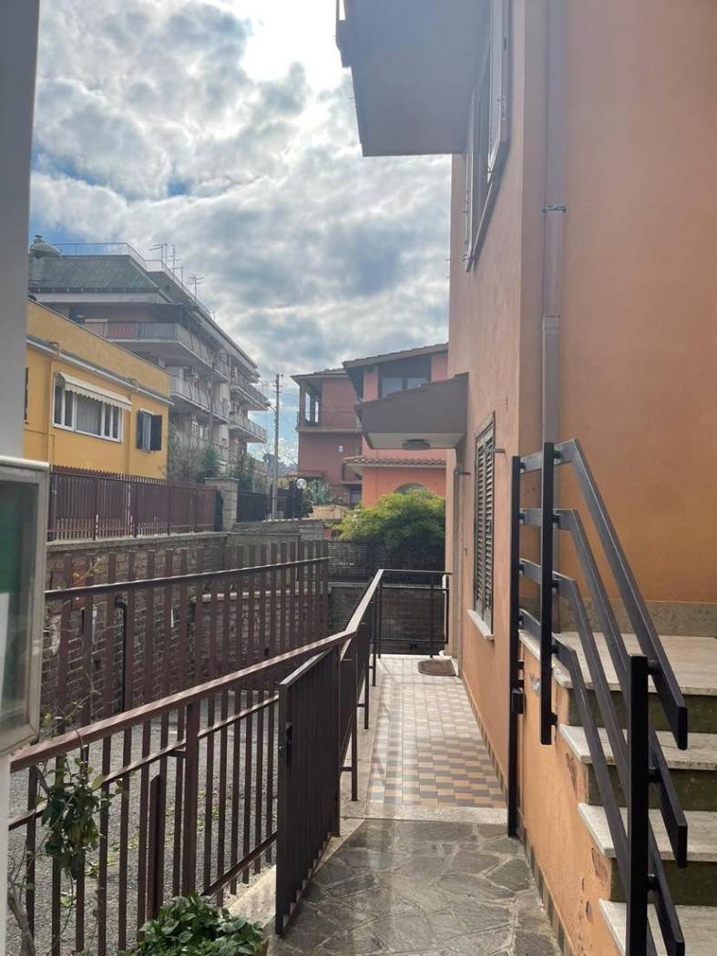 vicino alla stazione di marino nei pressi dell'entrata nel paese storico di Marino ben servito con attigui negozi principali supermarket facilmente 