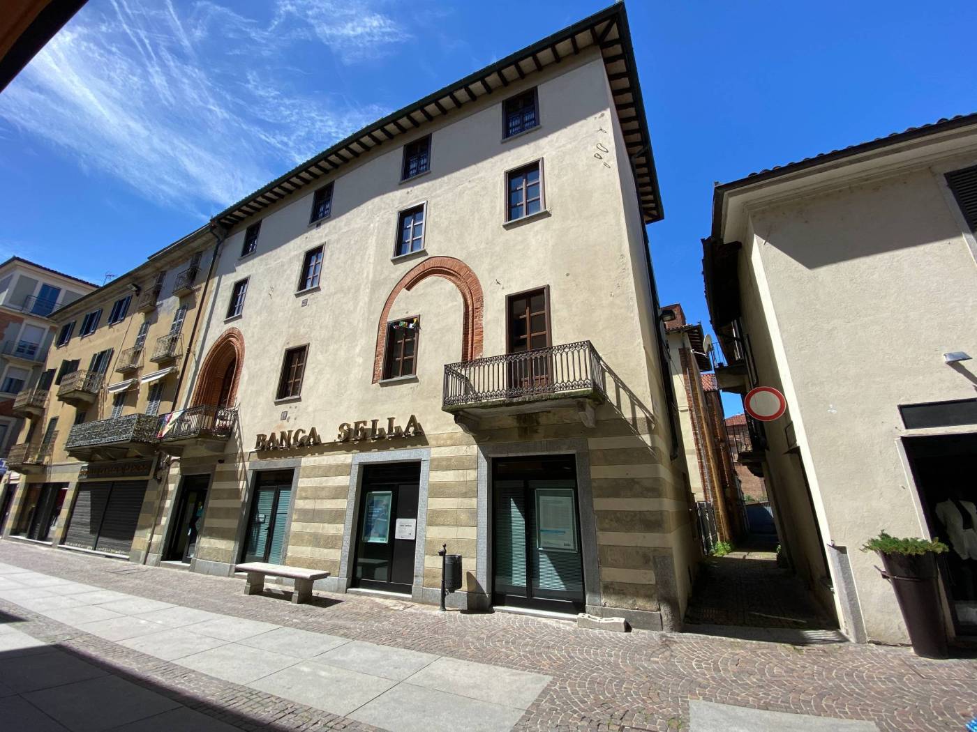 In Chieri, nel cuore del centro storico, proponiamo in vendita signorile appartamento al terzo piano fuori terra di una storica palazzina. L'immobile,