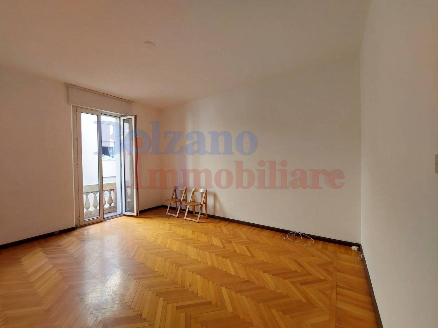 Appartamento a Bolzano in una zona molto ricercata, esattamente in Piazza Vittoria. Il condominio e le parti comuni dove è situato l'appartamento 