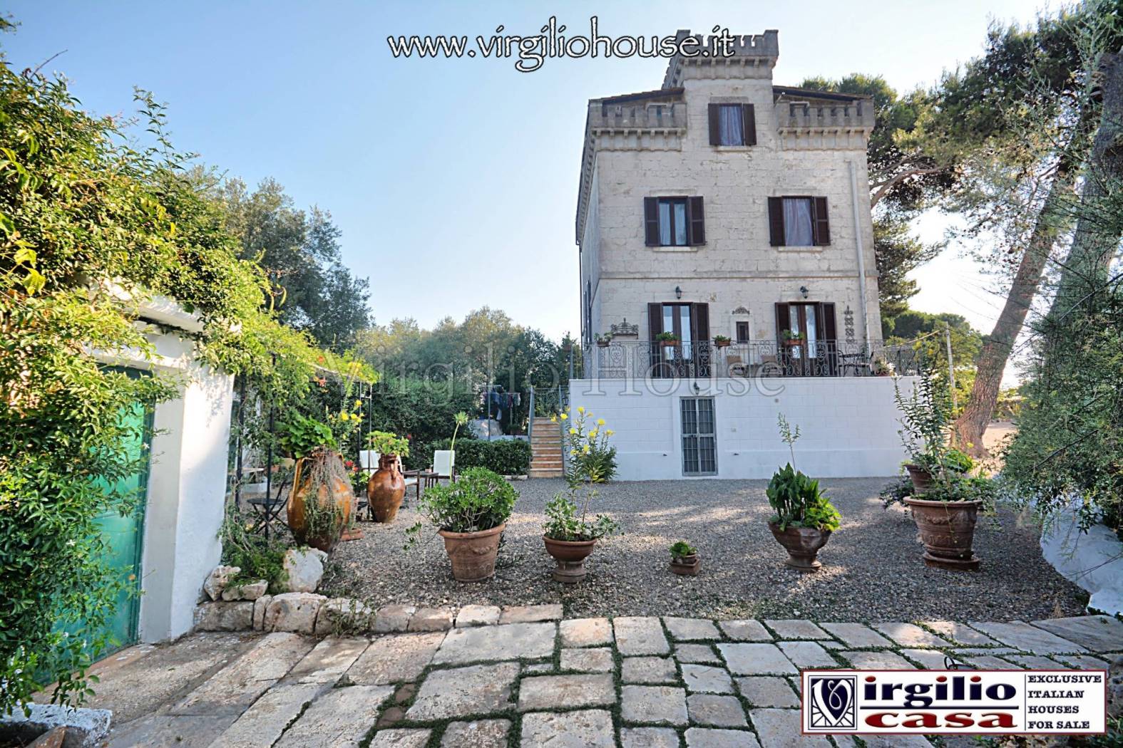 Rif. Torre - Virgilio House propone in vendita a Ostuni una Torre da sogno risalente ai primi anni del secolo scorso a pochi chilometri da Ostuni, la 