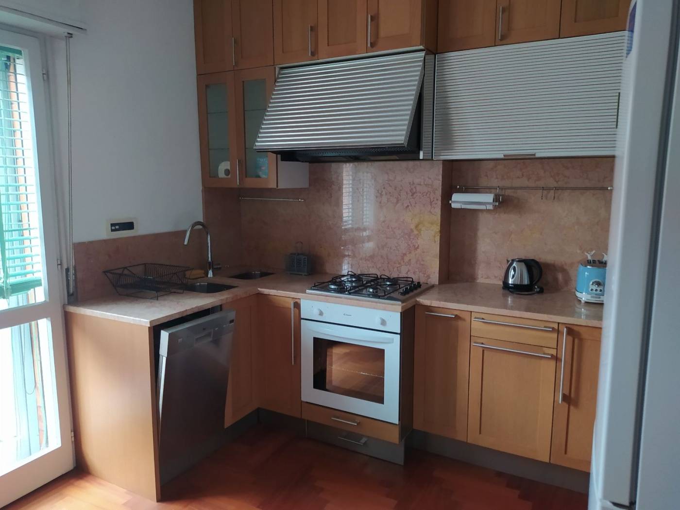 CORSO PIAVE - All'Interno di un'Appartamento ottimamente rifinito e disposto al quinto Piano, con ascensore. Con arredo nuovo, disponibile AMPIA 