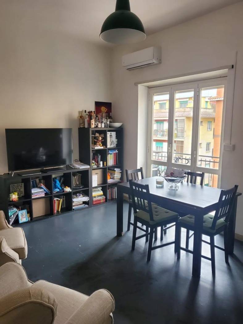 Vendesi appartamento sito in Ciampino , Via Monte Grappa vicino ad ogni servizio di prima necessità ed a pochi passi dalla stazione ferroviaria . 