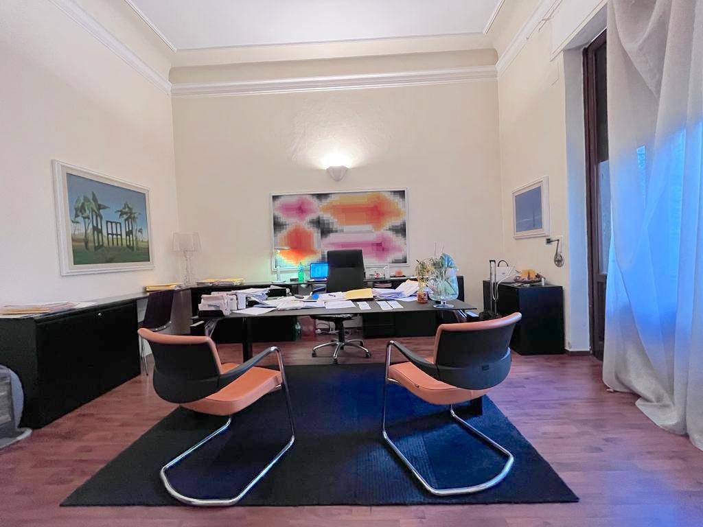 REF. AFU7FOSE, FLORENCE, INDIPENDENZA, Office 220 sqm, 7 rooms. 2 internal courtyards. Eu. 2,100.00 + Eu. 220.00 AVAILABLE FROM OCTOBER In a 