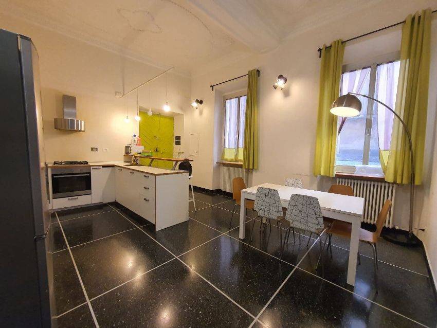 CENTRO STORICO - VIA BENSA: LIBERO DAL 1 APRILE 2026. Proponiamo in locazione, grande appartamento appena ristrutturato e completamente arredato, 