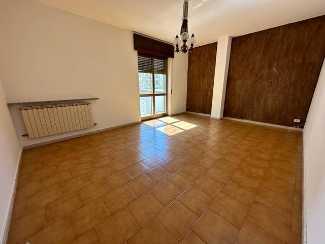 In zona residenziale e poco trafficata, appartamento sito al primo piano di una palazzina di sole 4 unità abitative. La soluzione gode di buona 