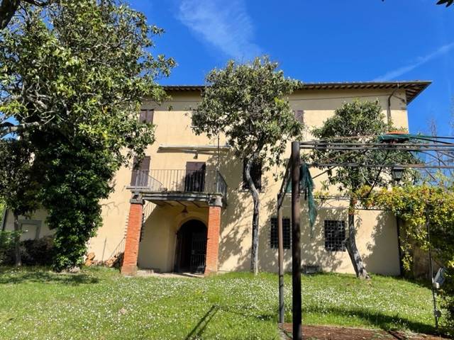 La villa, già di proprietà della nobile famiglia Franceschi-Marini di Sansepolcro (AR) fino al 1920, è dislocata su due piani fuori terra ed un piano 