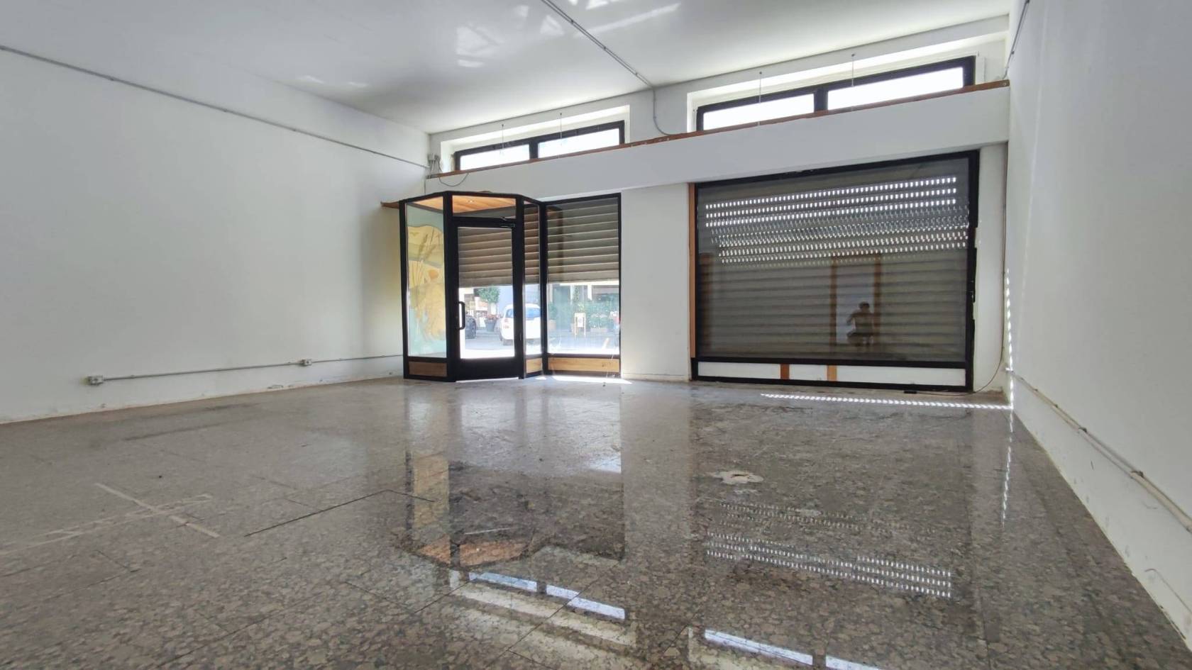 Monza, Zona S. Biagio, affittasi ampio negozio con due vetrine, locali retro-negozio, laboratorio collegato internamente e avente accesso 