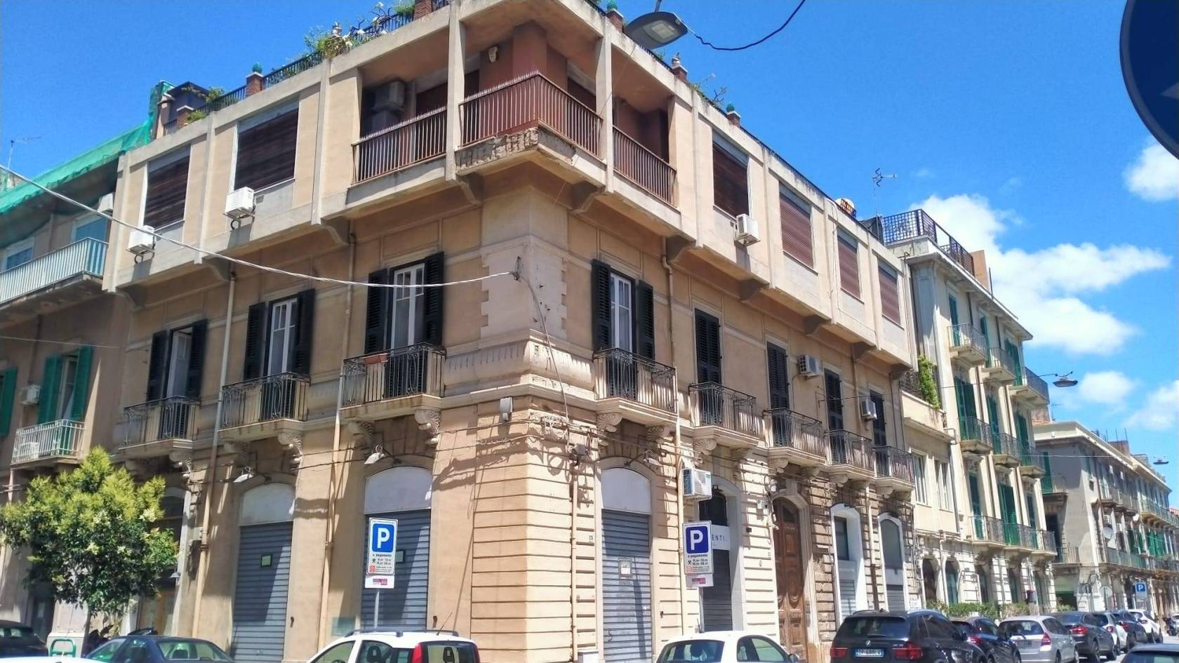 In pieno centro città, in una delle strade più rinomate e ricche di storia, proponiamo in vendita un elegante e raffinato appartamento di ampia 
