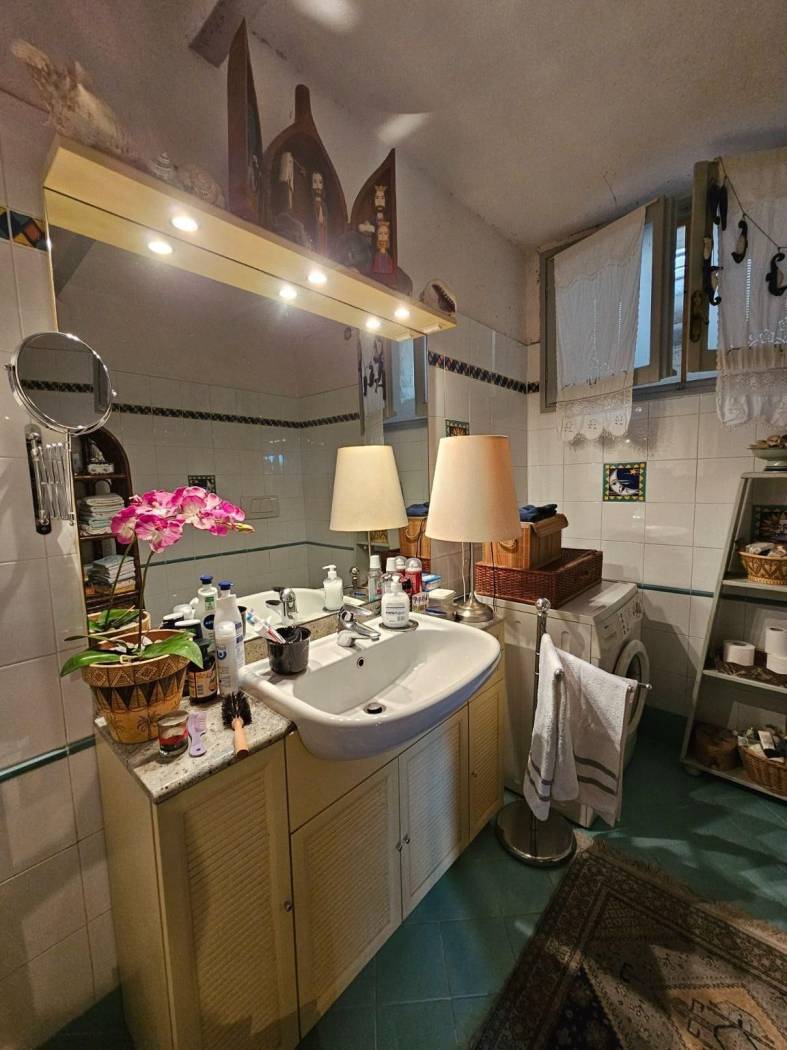 bagno finestrato con doccia