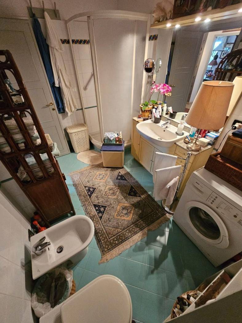 bagno finestrato con doccia