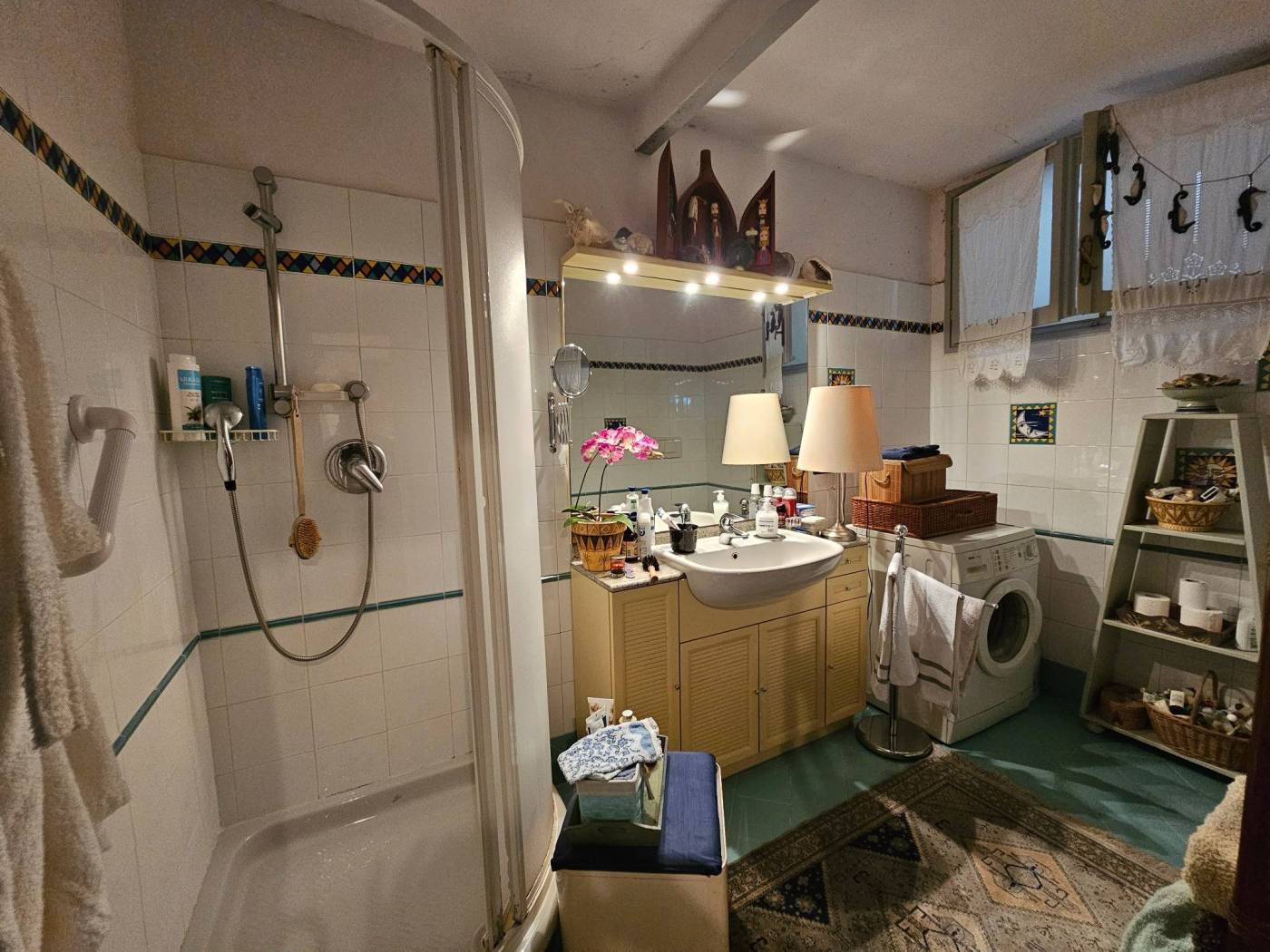 bagno finestrato con doccia