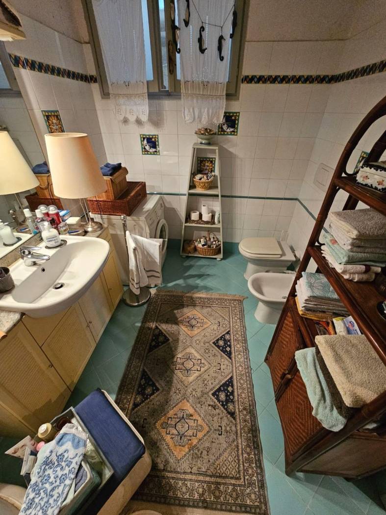 bagno finestrato con doccia