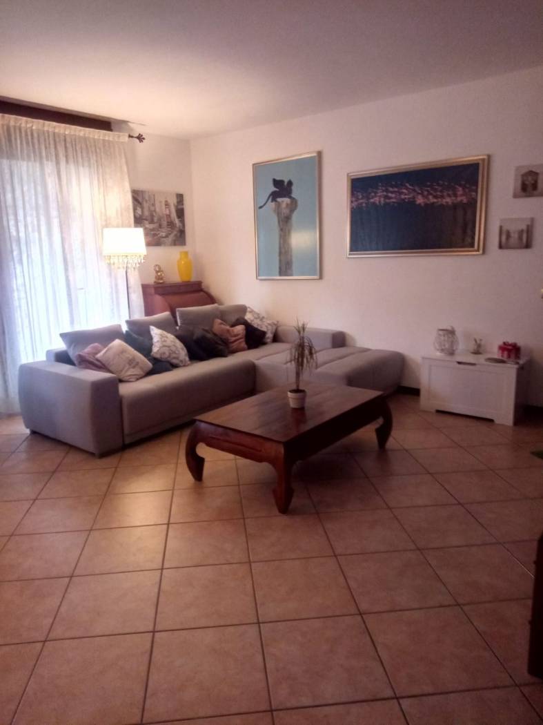 - FOR INFO AND VISITS TEL 3287124617 - Pertini district we offer for RENT a large furnished apartment with 3 beds comprising living room, kitchen, 2 