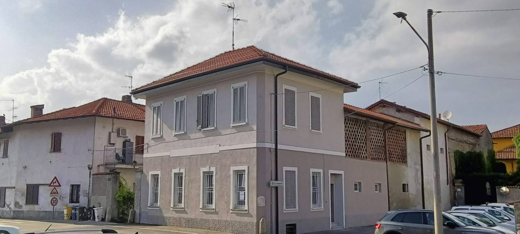 A soli 2 km da Vimercate, nel comune di BERNAREGGIO, frazione Villanova, casa d'epoca indipendente, in pronta consegna, totalmente ristrutturata sia 