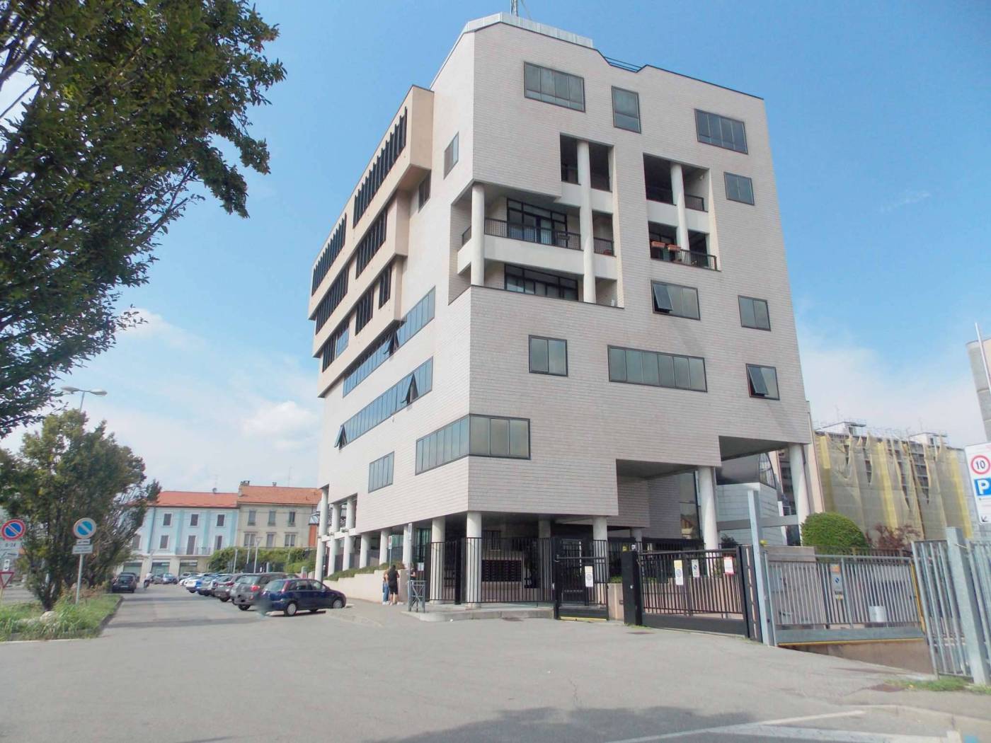 Rif: 700 - Monza in zona San Biagio proponiamo ufficio all'interno di contesto signorile con portineria. L'immobile posto al piano seminterrato con 