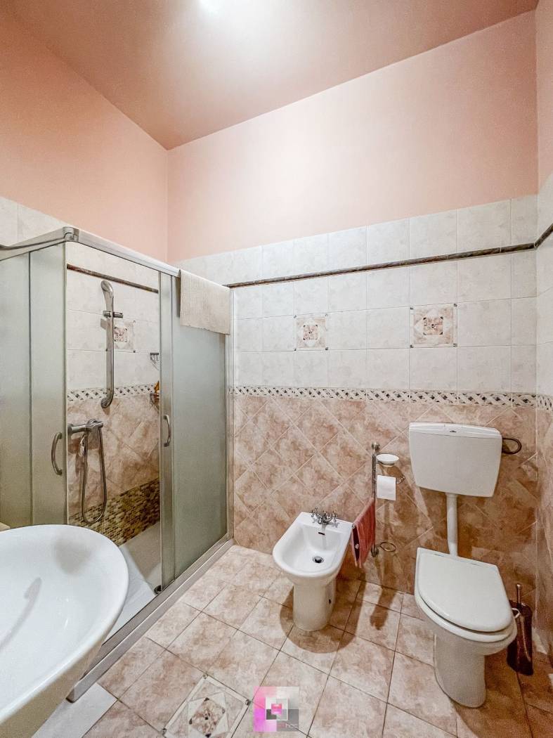 Bagno semi-finestrato con doccia_v1