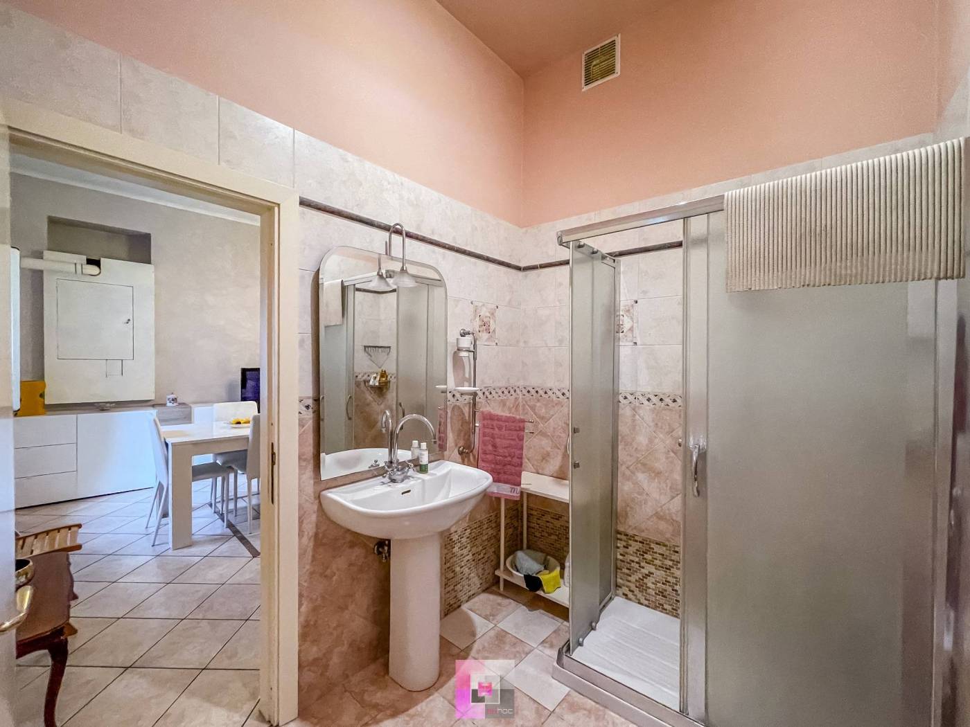 Bagno semi-finestrato con doccia_v2