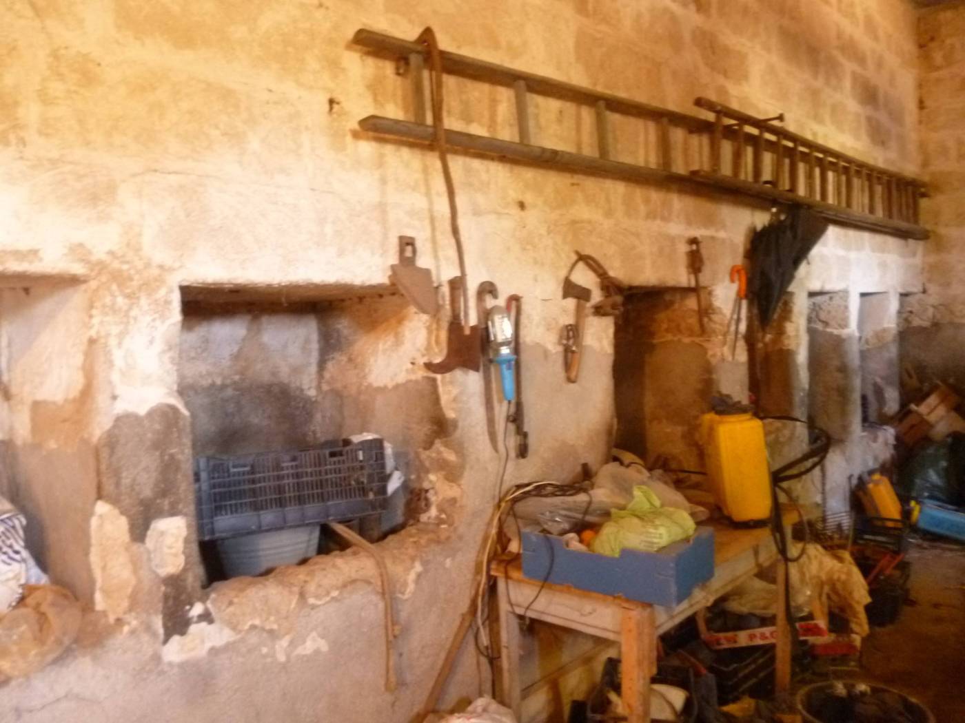 Stalla con mangiatoie